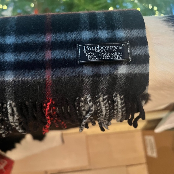 Burberry’s (Burberry dropped the ‘s in the 90’s ) Navy Nova Check 💯 Cashmere - Picture 6 of 8